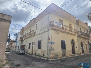 Foto Casa indipendente in Via Savonarola, Adelfia di 270 m² con 7 locali