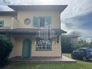 Foto Villa a schiera a Forte dei Marmi Centro di 152 m² con 7 locali