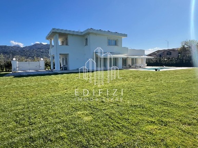 Foto Villa unifamiliare a Pietrasanta di 190 m² con 6 locali in vendita