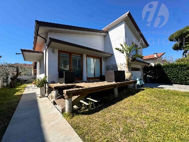 Foto Villa unifamiliare a Camaiore Lido di Camaiore di 100 m² con 5 locali