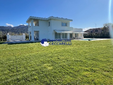 Foto Villa unifamiliare a Pietrasanta di 190 m² con 6 locali in vendita
