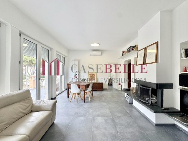 Foto Villa bifamiliare a Forte dei Marmi Vittoria Apuana di 110 m²