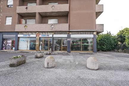 Foto Locale commerciale in via Cesare Battisti 69, Medolago di 98 m²