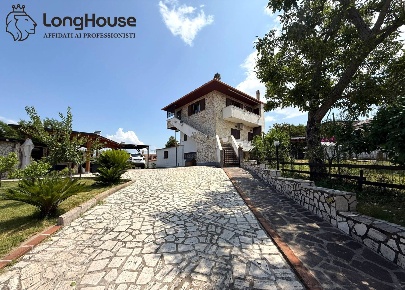 Foto Villa unifamiliare in via ippocrate 6, Guidonia Montecelio di 150 m²