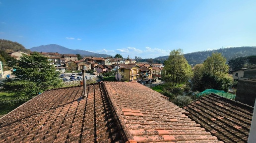 Foto Appartamento in Via Laveno 23, Cittiglio Centro di 77 m² con 3 locali