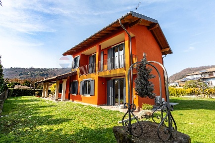 Foto Villa unifamiliare in Via Cadorna 7, Lesa Centro di 403 m² in vendita