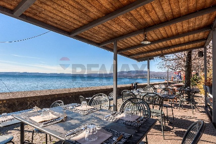 Foto Locale commerciale in Viale Giuseppe Garibaldi 63, Trevignano Romano