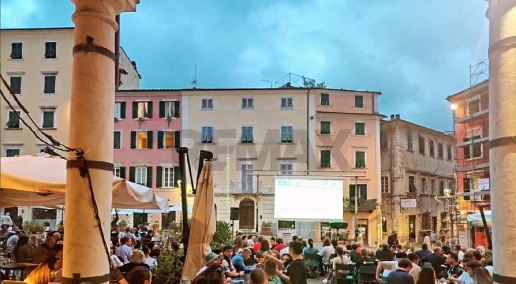 Foto Bar in Piazza Alberica, Carrara Centro di 250 m² con 4 locali