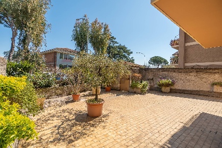 Foto Appartamento in Via Tropea 35, Roma Appio Claudio - Statuario