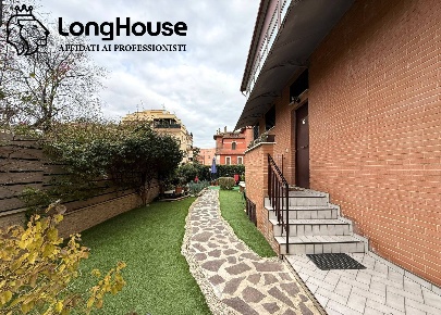 Foto Villa unifamiliare in Via Dei Verdoni 43, Roma di 400 m² con 14 locali