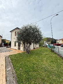 Foto Villa unifamiliare a Abano Terme Monteortone di 140 m² con 6 locali