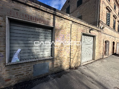 Foto Casa indipendente in Viale Leopardi, Macerata Centro di 208 m²