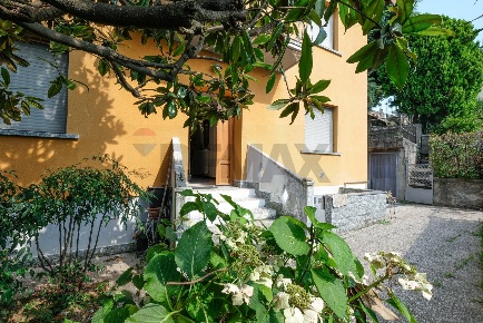 Foto Villa unifamiliare a Brembate Centro di 128 m² con 3 locali in vendita