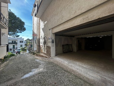 Foto Posti auto in Via Monti SNC, Vieste Centro di 90 m² con 1 locali
