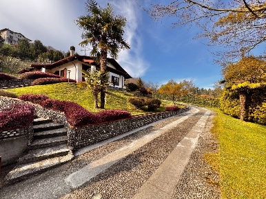 Foto Villa unifamiliare in via verbano 33, Arona di 111 m² con 4 locali