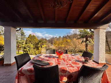 Foto Villa unifamiliare a Arona di 111 m² con 4 locali in vendita