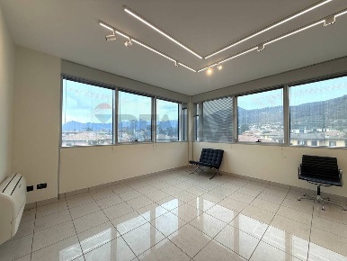 Foto Ufficio in Via Ninfea SNC, Iseo Centro di 113 m² con 1 locali