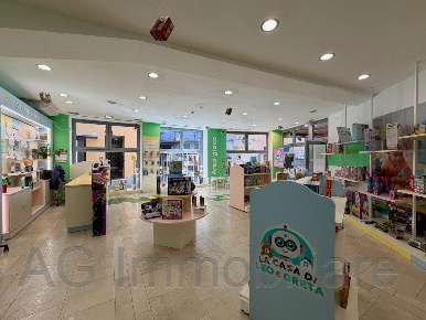 Foto Locale commerciale in Corso Garibaldi 30, Verbania di 96 m² in affitto