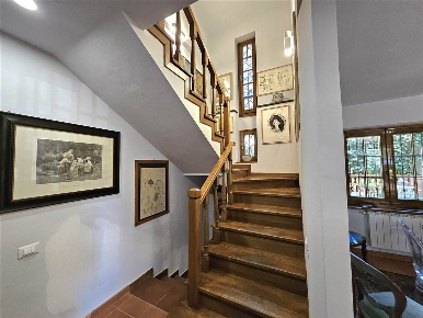 Foto Villa unifamiliare a Massa Centro di 270 m² con 8 locali in vendita