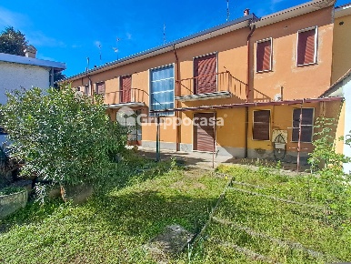 Foto Casa indipendente in Via Leopardi 37, Magenta Centro di 190 m²