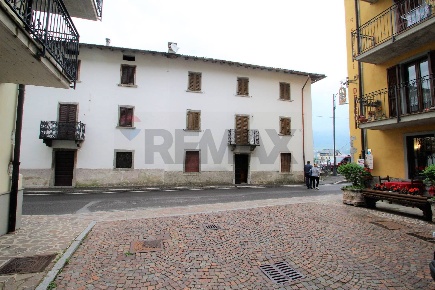 Foto Casa indipendente a Oltre il Colle Centro di 260 m² con 12 locali