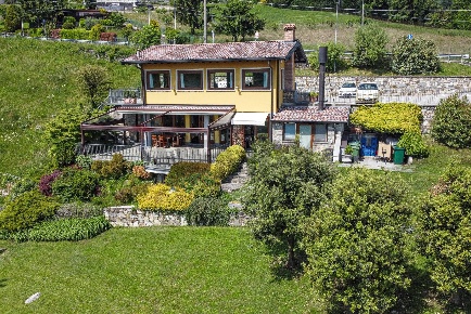 Foto Attività commerciale in Località Burro, Alzano Lombardo di 180 m²