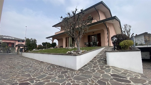 Foto Villa unifamiliare in VIA PATRIOTI 6, Madone di 210 m² con 6 locali