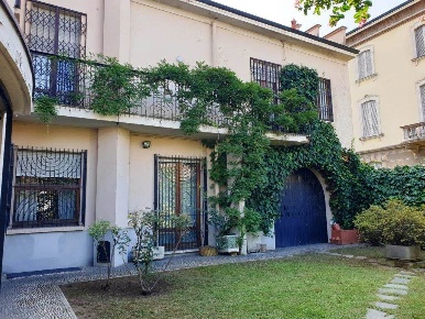 Foto Villa unifamiliare in Viale Mazzini, Vigevano Centro di 348 m²