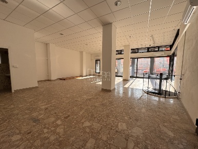 Foto Locale commerciale a Rovigo di 200 m² con 4 locali in affitto