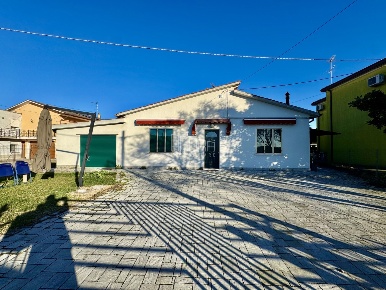 Foto Villa unifamiliare in Viale dei Mille 160, Rovigo Rovigo Est di 125 m²