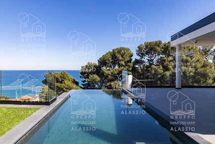 Foto Villa unifamiliare in via sant'elmo, Diano Marina Centro di 300 m²