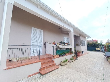 Foto Villa bifamiliare a Massa Mirteto di 254 m² con 8 locali in vendita