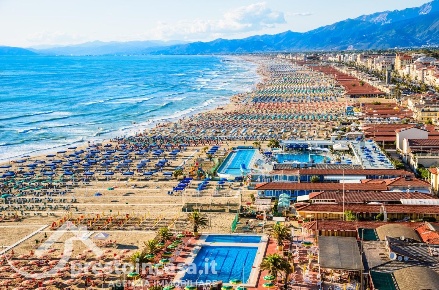 Foto Villa unifamiliare a Forte dei Marmi Centro di 380 m² con 18 locali