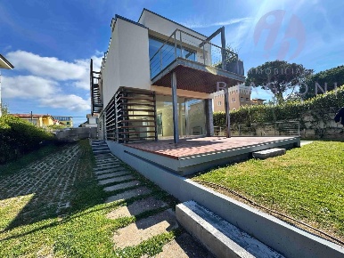 Foto Villa unifamiliare a Camaiore Lido di Camaiore di 270 m² con 10 locali