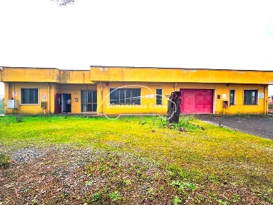 Foto Capannone industriale a Porcari Magazzino di 2700 m² con 8 locali