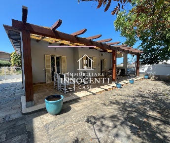 Foto Casa indipendente a Massa Marina di Massa Centro di 80 m² con 4 locali