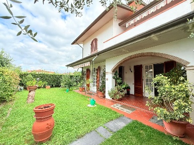 Foto Villa bifamiliare a Massa Marina di Massa Centro di 220 m² in vendita