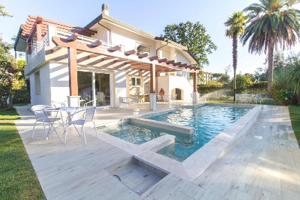 Foto Villa unifamiliare a Pietrasanta di 350 m² con 12 locali in affitto