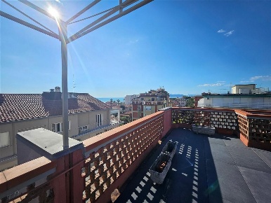 Foto Attico a Massa Marina di Massa Centro di 140 m² con 6 locali