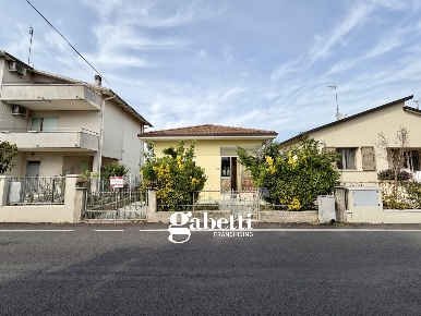 Foto Casa indipendente a Cattolica di 100 m² con 3 locali in vendita