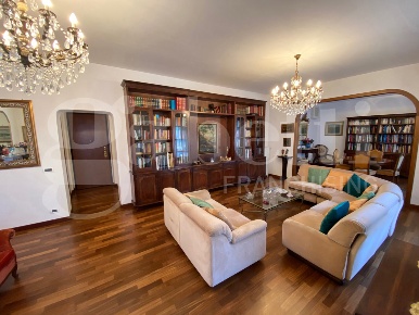 Foto Appartamento in Via Oberdan 5, Terni Centro di 135 m² con 5 locali