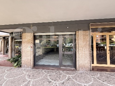 Foto Negozio in Via Vincenzo Renieri 34, Roma Tintoretto di 37 m²