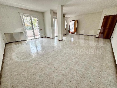 Foto Appartamento in Via ABRUZZO SNC, Castelfranco Veneto di 185 m²