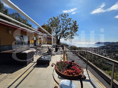 Foto Villa unifamiliare a Alassio Via Roma, Borgo Barusso di 160 m²