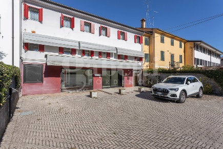Foto Villa unifamiliare in Via Mazzini 68, Cordenons Centro di 342 m²