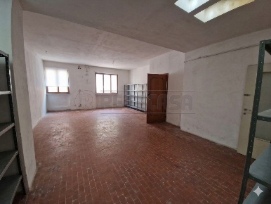 Foto Magazzino in Via Gaspare Aselli, Cremona Centro di 61 m² con 2 locali