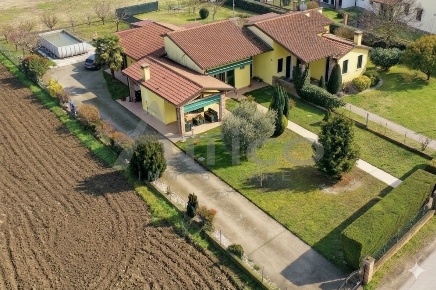 Foto Villa bifamiliare in Via Volturno RO, Rovigo Rovigo Est di 145 m²