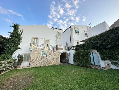 Foto Hotel in Via ecce homo 14, Ragusa Centro di 1400 m² con 5 locali