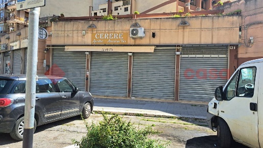 Foto Negozio in Via Giovene 10, Bari Picone di 60 m² con 1 locali