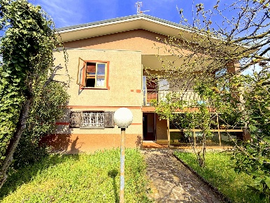 Foto Villa singola a Robecchetto con Induno Centro di 152 m² con 4 locali
